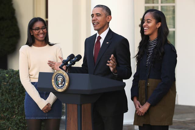 <p>Former President Barack Obama delivers remarks with his daughters Sasha (L) and Malia (R) during the annual turkey pardoning ceremony in the Rose Garden at the White House November 25, 2015</p>