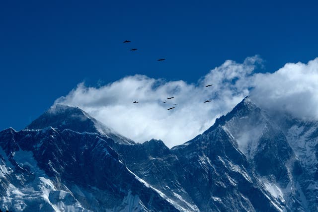 Las aves captadas volando sobre la montaña del Himalaya, el Monte Everest y otras cordilleras de Namche Bazar en la región del Everest, a unos 140 kms al noreste de Katmandú el 26 de marzo de 2020.
