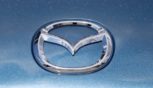 <p>El logotipo de la marca de automóviles Mazda en una foto del 14 de junio de 2020, en un distribuidor en Littleton, Colorado.</p>