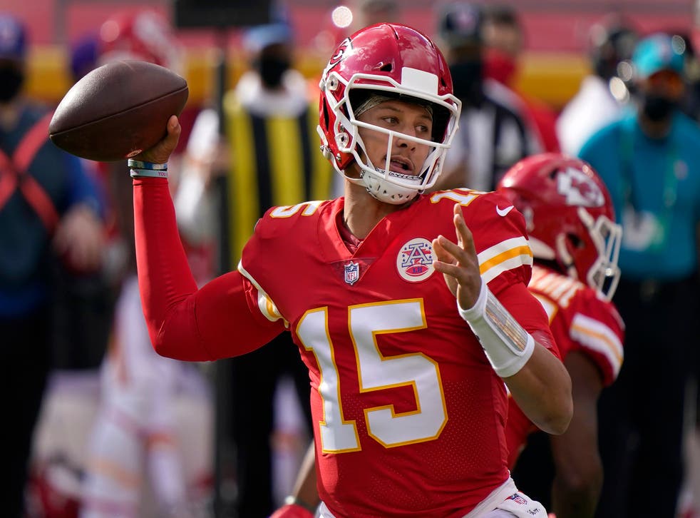 <p>El quarterback Patrick Mahomes (15) de los Chiefs de Kansas City pasa el balón ante los Panthers de Carolina, el domingo 8 de noviembre de 2020.</p>