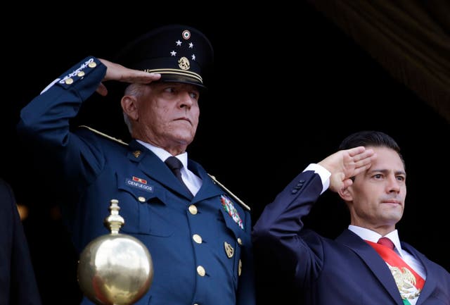 <p>En esta fotografía de archivo del 16 de septiembre de 2016, el secretario de la Defensa, general Salvador Cienfuegos, a la izquierda, y el presidente de México, Enrique Peña Niego, hacen el saludo durante el desfile de la Independencia en la principal plaza de la Ciudad de México.</p>