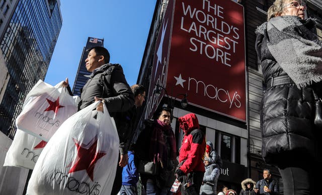 <p>Unas personas pasan frente a un local de Macy's en Nueva York el 29 de noviembre de 2019.</p>