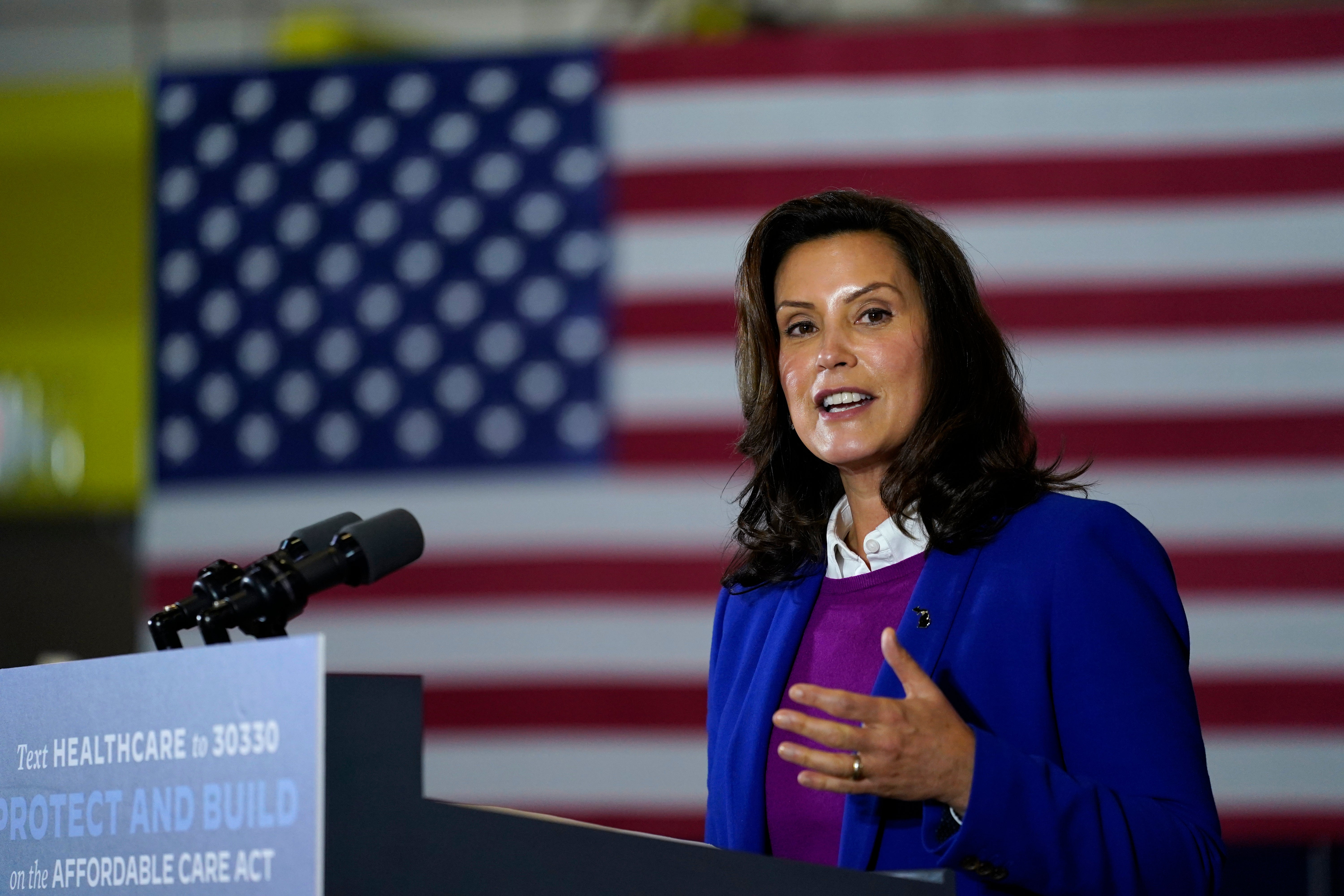 <p>En esta imagen del 16 de octubre de 2020 se ve a la gobernadora de Michigan Gretchen Whitmer en un evento con el candidato presidencial demócrata y exvicepresidente Joe Biden en Beech Woods Recreation Center, en Southfield, Michigan.</p>