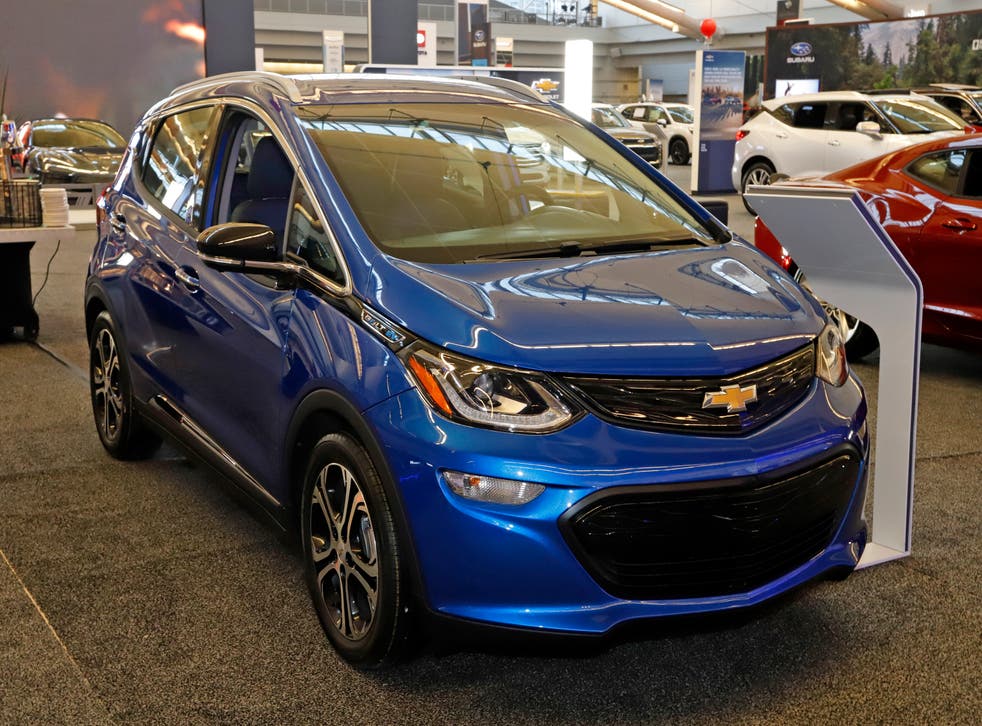<p>Foto de archivo, 13 de febrero de 2020, de un Chevrolet Bolt EV en el Salón Internacional del Automóvil en Pittsburgh. General Motors dice que un próximo avance en la química de la batería reducirá el precio del auto eléctrico al mismo de los vehículos a gasolina dentro de cinco años.</p>