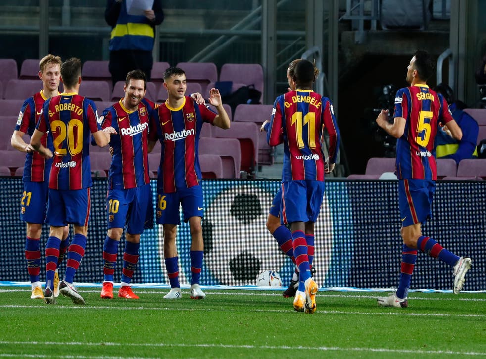 <p>Lionel Messi (tercero a la derecha) tras marcar de penal el tercer gol del Barcelona en el partido contra Real Betis por La Liga española, el sábado 7 de noviembre de 2020.</p>