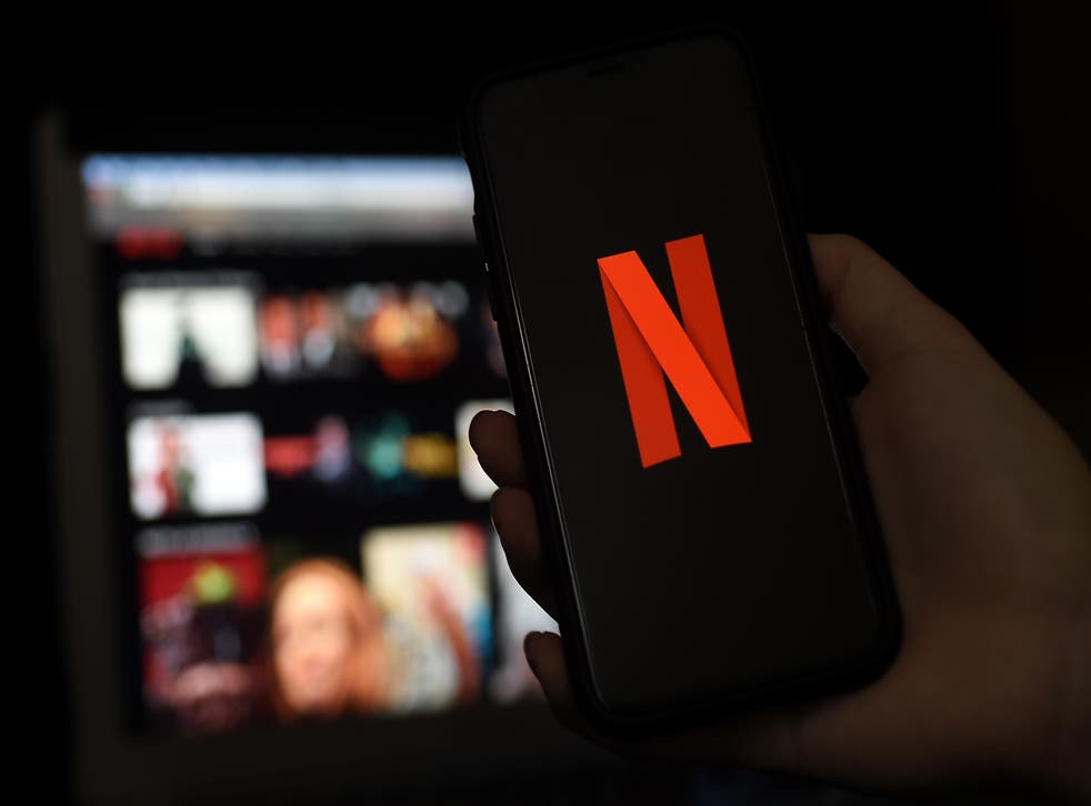 <p>Las pantallas de una computadora y un teléfono móvil muestran el logo de Netflix el 31 de marzo de 2020 en Arlington, Virginia.</p>