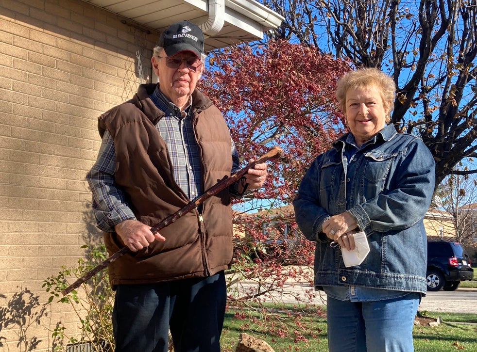 <p>Dan Donovan, junto a su esposa Barbara, sostiene el bastón con el que expulsó a varios ladrones de su casa en Niles, Illinois, EEUU. Donovan, un ex marine de 81 años, utilizó el bastón de su abuelo para espantar a los ladrones, a uno de los cuales golpeó en la cabeza.</p>