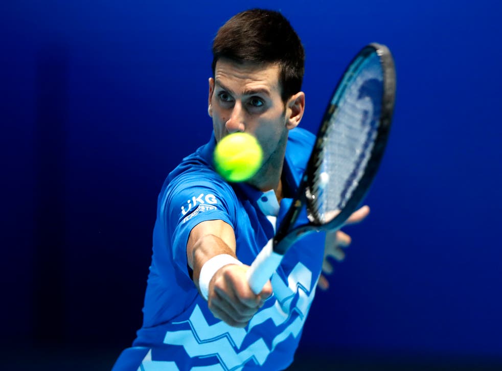 <p>El serbio Novak Djokovic devuelve un tiro del alemán Alexander Zverev en su duelo en la Copa Masters de la ATP, en la Arena O2 de Londres, el viernes 20 de noviembre de 2020.</p>