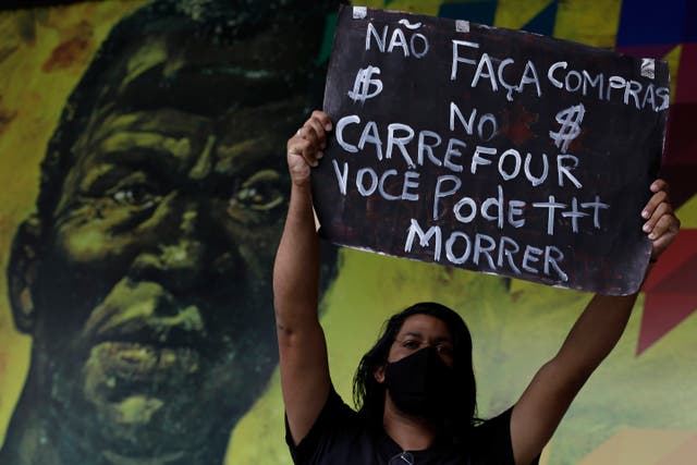 <p>Un manifestante alza un cartel en portugués que dice "no compres en Carrefour, podrías morir" durante una protesta por l asesinato de Joao Alberto Silveira Freitas en un supermercado Carrefour en la víspeta del Día Nacional de la Conciencia negra, en Brasilia, viernes 20 de noviembre de 2020. Freitas, que es negro, murió tras ser golpeado por guardias de seguridad blancos en un local de Carrefour en Porto Alegre el día anterior. Videos del hecho circularon en redes sociales y provocaron indignación generalizada.</p>