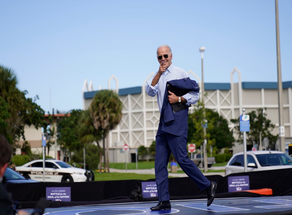 <p>En esta foto del 29 de octubre del 2020, el entonces candidato presidencial demócrata Joe Biden sale del escenario tras hablar en un acto de campaña en Coconut Creek, Florida. El presidente electo Biden añadió a cuatro veteranos de la administración Obama a su equipo de la Casa Blanca.</p>