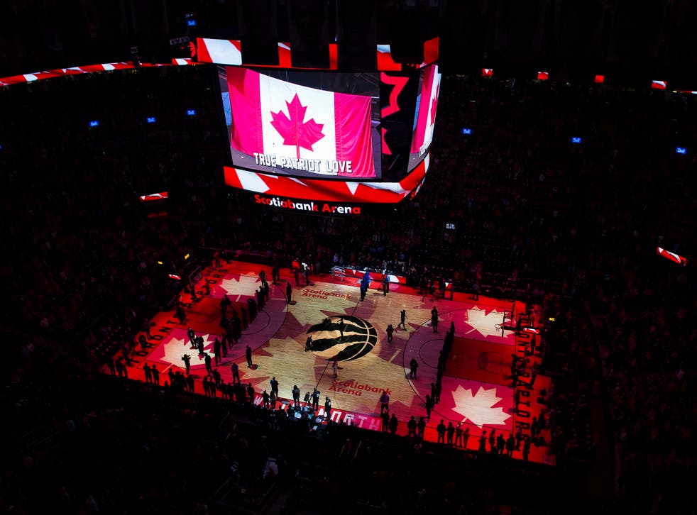 <p>En imagen de archivo del 16 de abril de 2019, los aficionados entonan el himno nacional de Canadá antes del segundo partido de la primera ronda de playoffs de la NBA entre los Raptors de Toronto y el Magic de Orlando, en Toronto.</p>