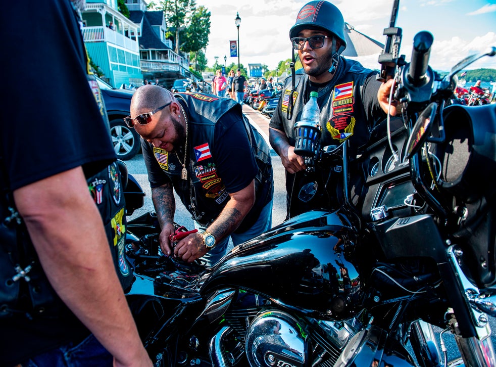 544 / 1024 Tres hombres reparan una motocicleta durante la 97ª semana anual de la bicicleta en Laconia, New Hampshire, el 22 de agosto de 2020. - La semana de la bicicleta se remonta a 1916 y suele acoger a cientos de miles de motocicletas y ciclistas de todos los Estados Unidos. El rally, que generalmente ve a cientos de miles de ciclistas, fue aplazado de junio a finales de agosto debido a la pandemia Covid-19, y aún así, el rally fue sustancialmente más pequeño y menos concurrido que en años anteriores.