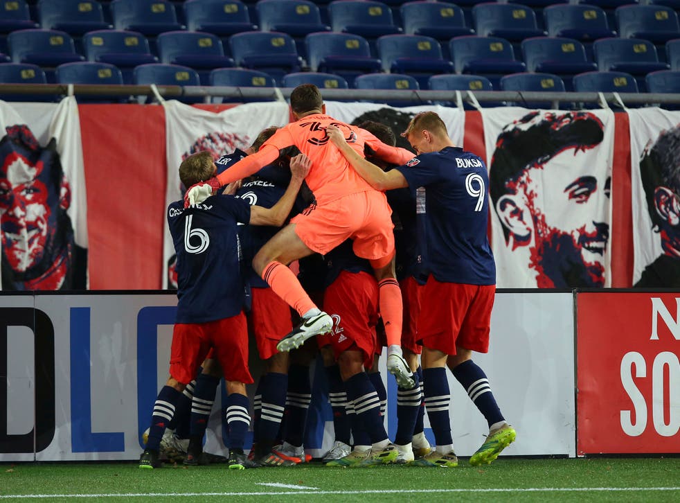 <p>Los jugadores del Revolution de Nueva Inglaterra se arremolinan en torno del argentino Gustavo Bou, quien consiguió el tanto del triunfo sobre el Impact de Montreal, el viernes 20 de noviembre de 2020, en Foxborough, Massachusetts.</p>