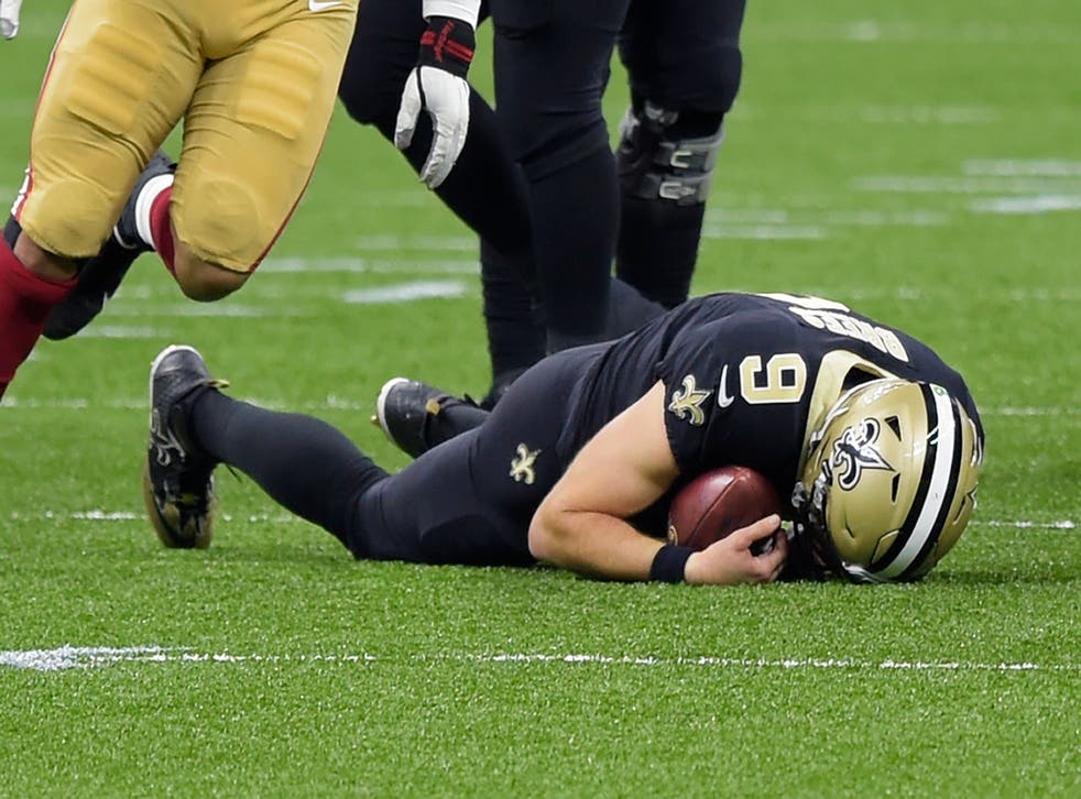 <p>El quarterback de los Saints de Nueva Orleans, Drew Brees, en el suelo tras ser capturado por Kentavius Street de los 49ers de San Francisco durante el segundo cuarto del partido de la NFL, en Nueva Orleans, el domingo 15 de noviembre de 2020.</p>