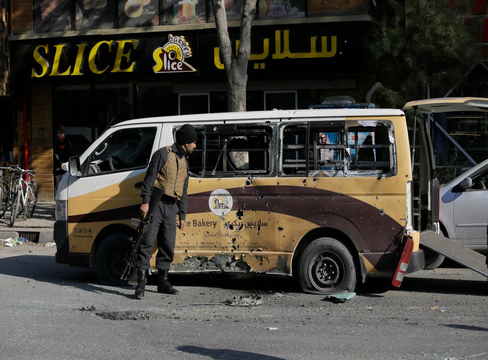 <p>Un miembro de las fuerzas de seguridad de Afganistán revisa un auto destrozado por un ataque con mortero en Kabul, Afganistán, el 21 de noviembre de 2020.</p>