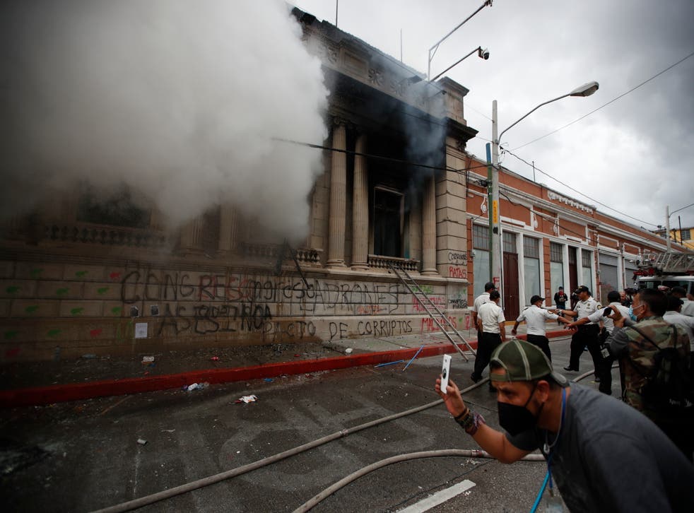 <p>Nubes de humo salen desde el edificio del Congreso después de que manifestantes le prendieran fuego, en la Ciudad de Guatemala, el sábado 21 de noviembre de 2020. Centenares de manifestantes protestaban en varias partes del país el sábado contra el presidente guatemalteco Alejandro Giammattei y miembros del Congreso por la aprobación del presupuesto 2021 que redujo los fondos para educación, salud y lucha por los derechos humanos.</p>