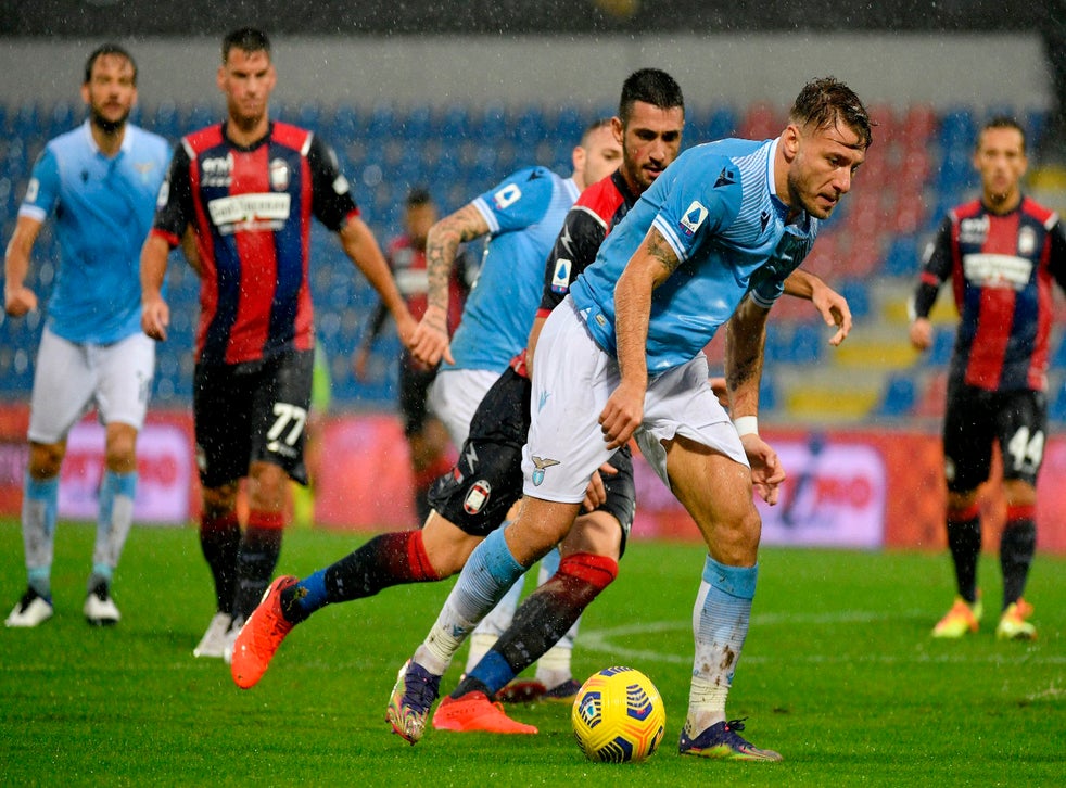 <p>El artillero de Lazio Lazio's Ciro Immobile avanza con el balón en un partido de la Serie A italiana contra Crotone el sábado, 21 de noviembre del 2020.</p>