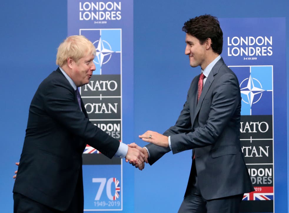 <p>En imagen de archivo del miércoles 4 de diciembre de 2019, el primer ministro británico Boris Johnson, izquierda, recibe a su homólogo canadiense Justin Trudeau durante la llegada oficial de líderes de la OTAN en el hotel The Grove, en Watford, Inglaterra.</p>