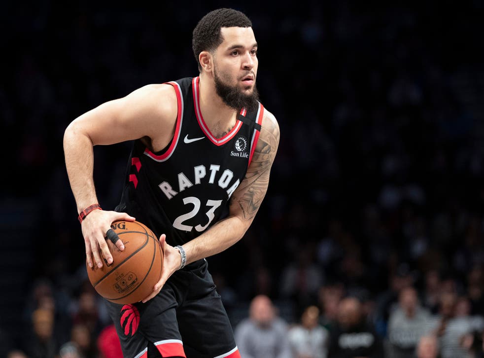 <p>En esta foto del 4 de enero de 2020, Fred VanVleet, base de los Raptors de Toronto, busca enviar un pase durante un encuentro ante los Nets de Brooklyn, en Nueva York.</p>