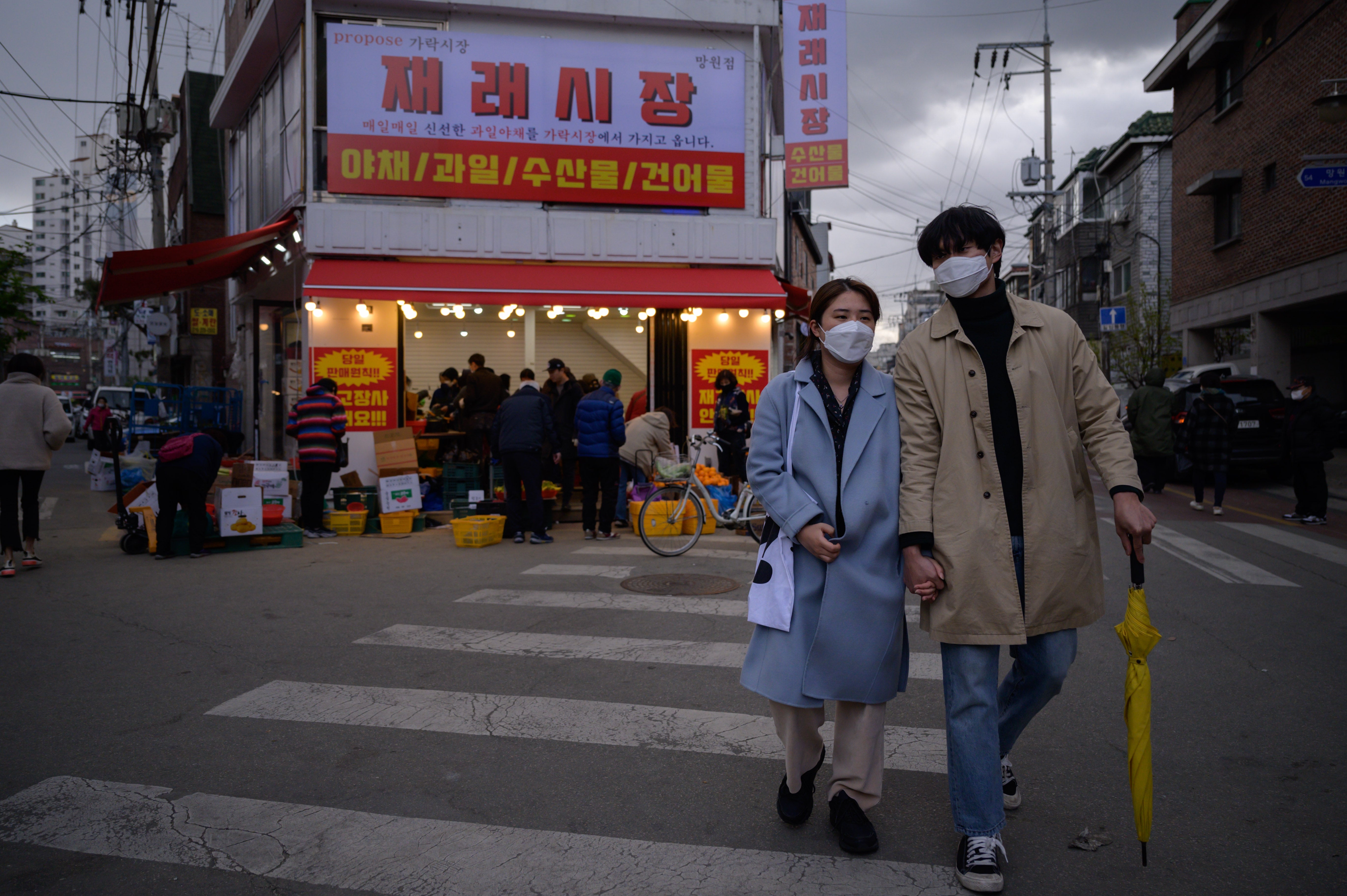 A couple wearing face masks in Seoul&nbsp;