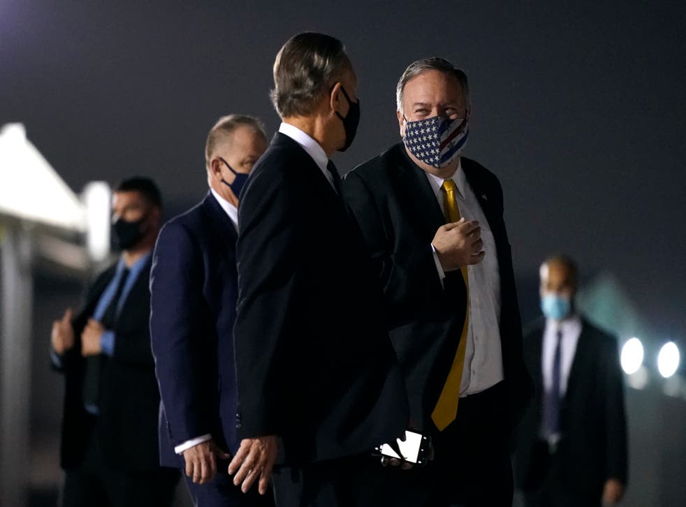 <p>El secretario de Estado de EEUU, Mike Pompeo, al centro, en el aeropuerto Al Bateen de Abu Dabi antes de viajar a Arabia Saudí el 22 de noviembre de 2020. </p>