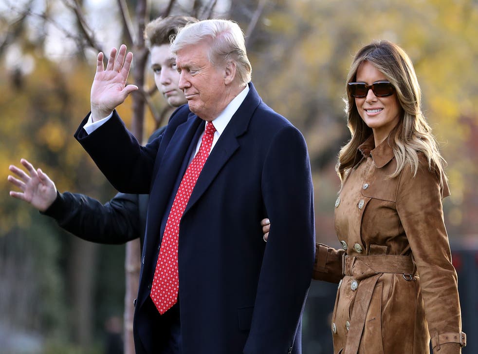 <p>WASHINGTON, DC - 26 DE NOVIEMBRE: El presidente de los Estados Unidos Donald Trump, la primera dama Melania Trump y su hijo Barron Trump caminan por el jardín sur antes de dejar la Casa Blanca a bordo del Marine One el 26 de noviembre de 2019 en Washington, DC. Trump viaja a Florida para un mitin de campaña y está previsto que pase las vacaciones de Acción de Gracias en su club privado Mar-a-Lago. </p>