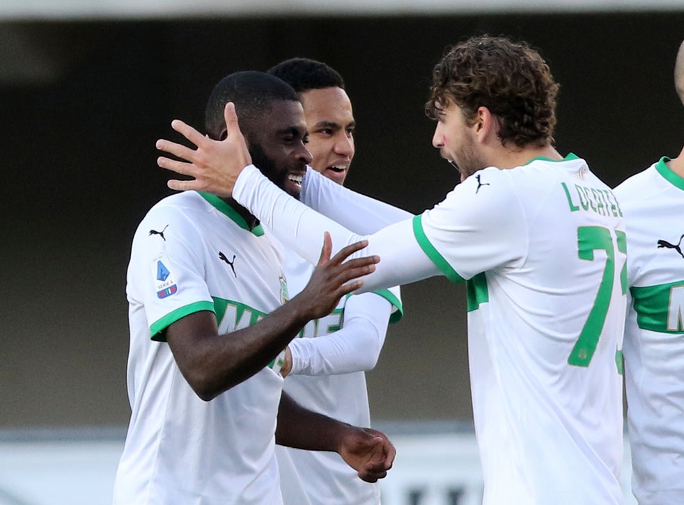 <p>Jeremie Boga (izquierda) del Sassuolo celebra con Manuel Locatelli tras anotar un gol en el partido contra Hellas Verona en la Serie A italiana, el domingo 22 de noviembre de 2020, en Verona. </p>