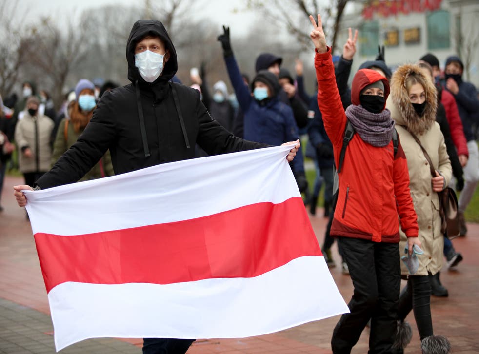 <p>Fue el decimosexto domingo seguido en que se suceden protestas en contra del presidente Alexander Lukashenko.</p>