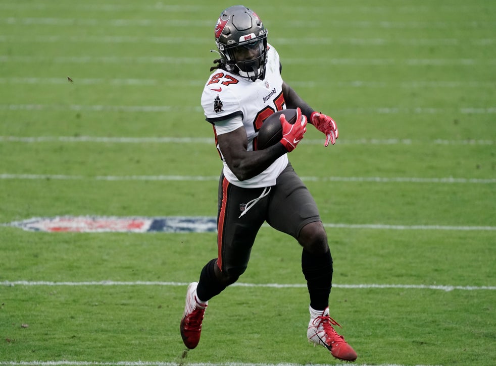 <p>En foto del domingo 15 de noviembre del 2020, el corredor de los Buccaneers de Tampa Bay Ronald Jones corre con el balón en el juego ante los Panthers de Carolina. El domingo 22 de noviembre del 2020 Jones es uno de los jugadores menos proclamados de los Bucs, pero está camino a superar las 1.000 yardas por tierra.</p>