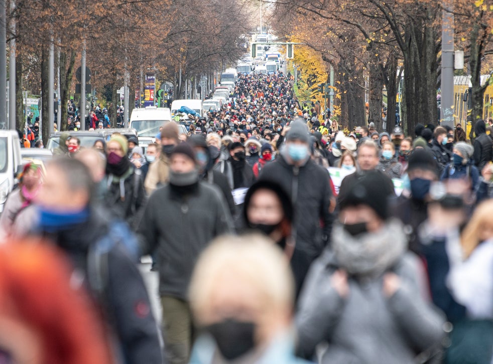 <p>Varias personas que protestan contra las restricciones impuestas debido al coronavirus en Alemania han tratado de presentarse como víctimas de la persecución del gobierno.</p>