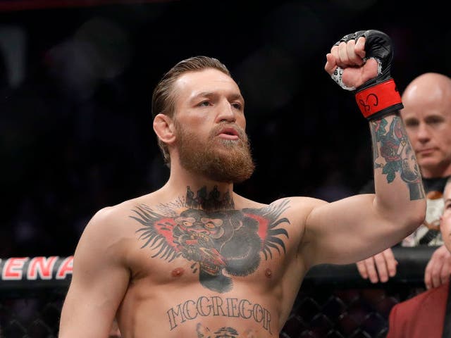 Conor McGregor reacciona antes de enfrentarse a Donald Cerrone