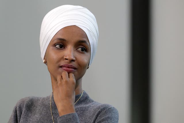 <p>Ilhan Omar y otros celebran que el presidente finalmente comienza el proceso de transición.</p>