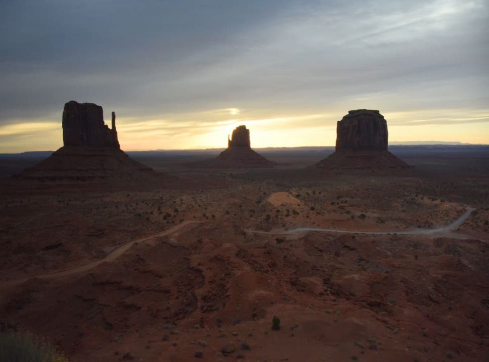 <p>Un equipo de biólogos de campo que contaban ovejas descubrió un extraño monolito negro en un cañón de Utah.</p>