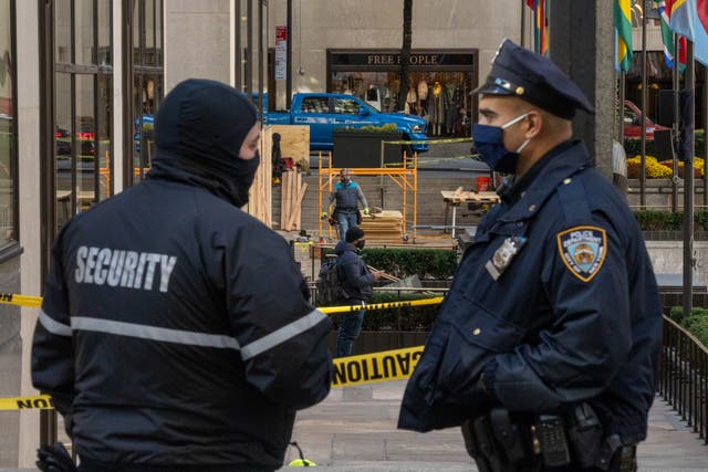 <p>Un policía y un guardia de seguridad en Nueva York.</p>