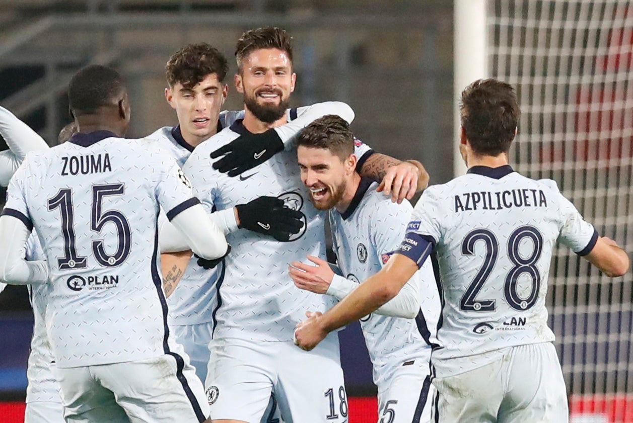 Chelsea players celebrate Olivier Giroud’s goal