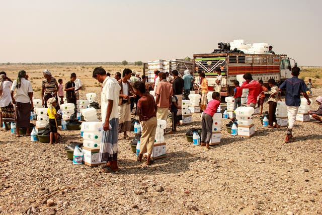 <p>Yemenis displaced by the civil war receiving aid</p>