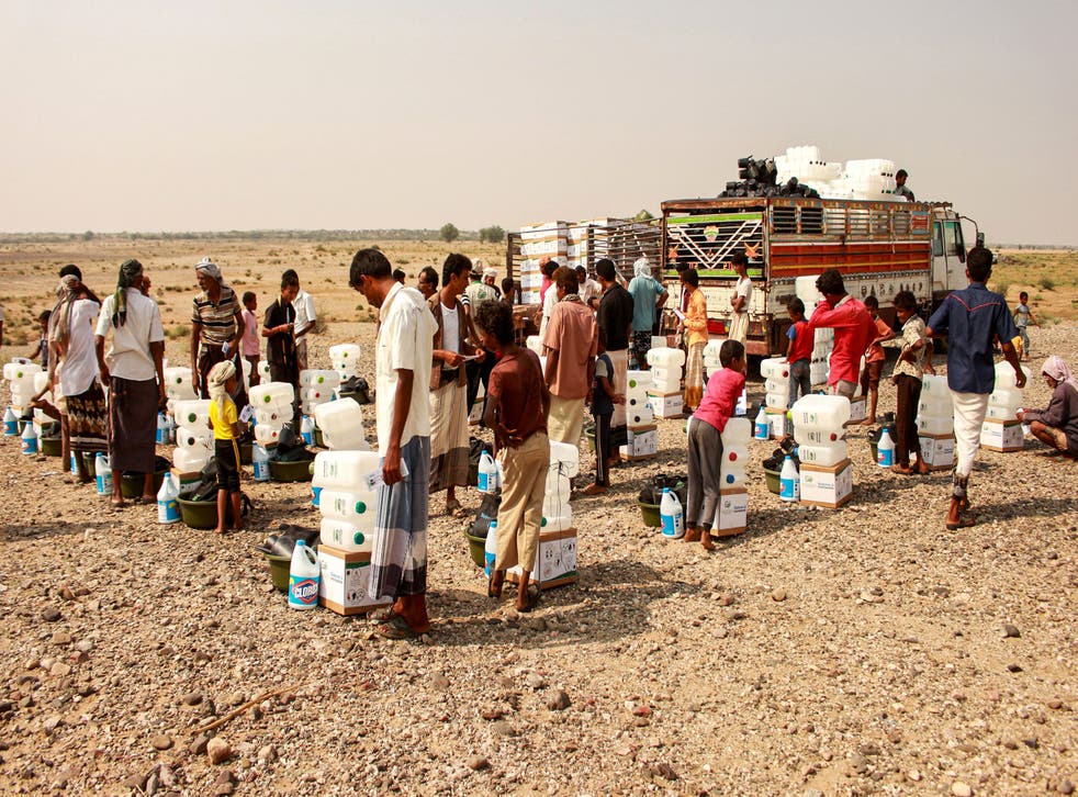 <p>Yemenis displaced by the civil war receiving aid</p>