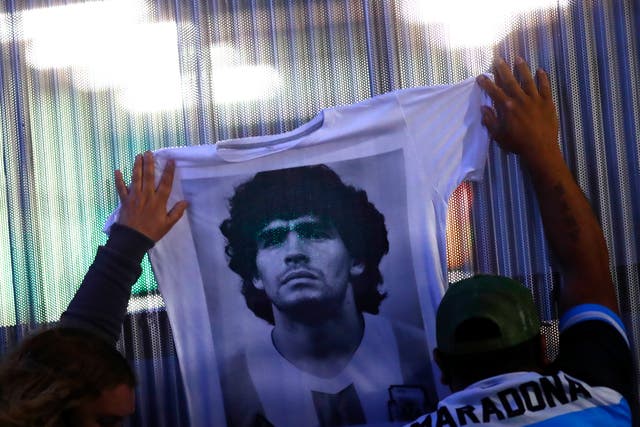 <p>Los fans sostienen una camiseta con la cara de Diego Maradona en la Clínica Olivos el 03 de noviembre de 2020 en Olivos, Argentina.</p>