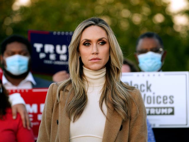 <p>Lara Trump, nuera del presidente Donald Trump, escucha a Rudy Giuliani hablar durante una conferencia de prensa sobre los desafíos legales para el conteo de votos en Pensilvania.</p>