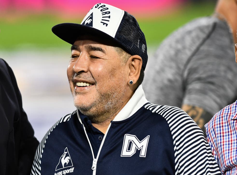 BUENOS AIRES, ARGENTINA - MARZO 07: Diego Armando Maradona, entrenador de Gimnasia y Esgrima La Plata, sonríe antes del partido entre Boca Juniors y Gimnasia como parte de la Superliga 2019/20 en el Estadio Alberto J. Armando el 7 de marzo de 2020 en Buenos Aires, Argentina.