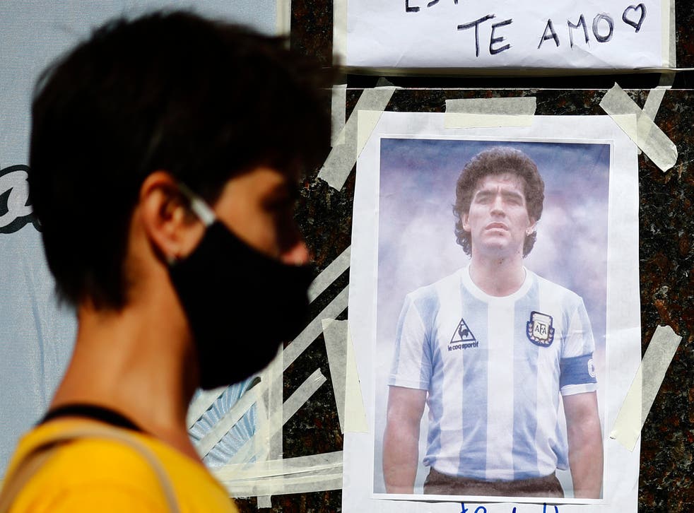<p>OLIVOS, ARGENTINA - NOVIEMBRE 04: Una mujer pasa por delante de una imagen de Diego Maradona colocada en las afueras de la Clínica Olivos el 4 de noviembre de 2020 en Olivos,</p>