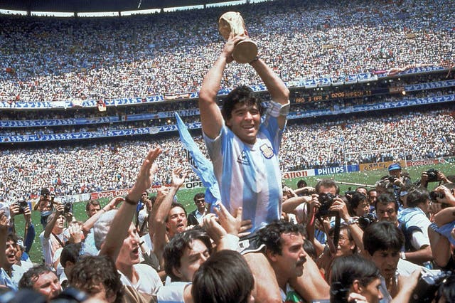 <p>Maradona tras ganar la final de 1986 en México.</p>