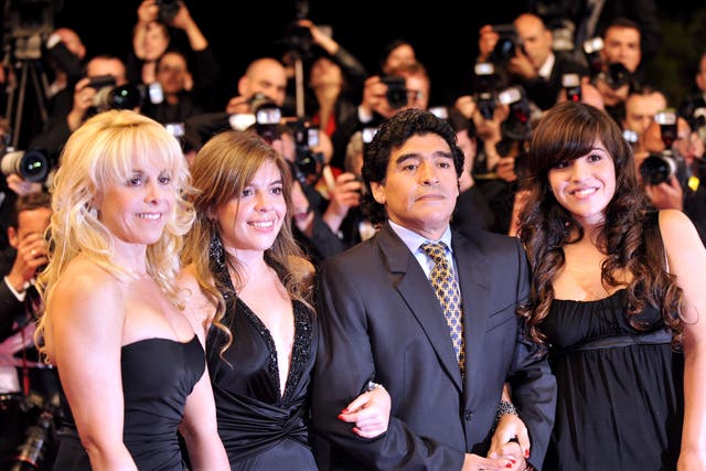 <p>El ex futbolista argentino Diego Maradona (C) posa a su llegada con su esposa Claudia (L) y sus hijas Dalma (2ºL) y Giannina (R) para asistir a la proyección del documental del director serbio Emir Kusturica "Maradona by Kusturica" en el 61º Festival Internacional de Cine de Cannes, el 20 de mayo de 2008 en Cannes, en el sur de Francia.</p>