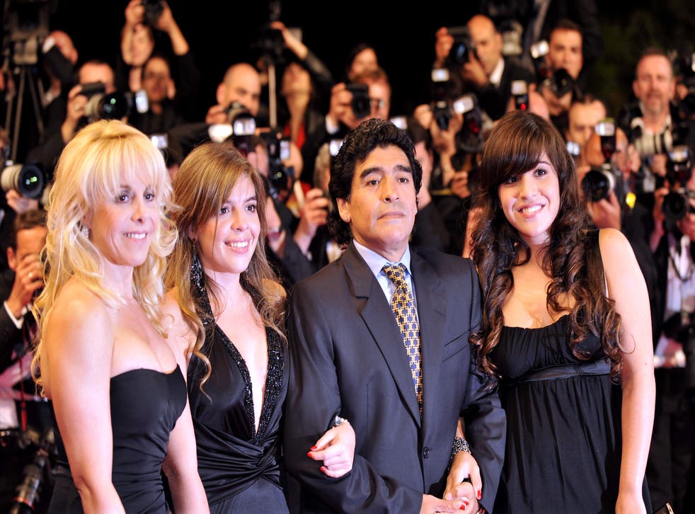 <p>El ex futbolista argentino Diego Maradona (C) posa a su llegada con su esposa Claudia (L) y sus hijas Dalma (2ºL) y Giannina (R) para asistir a la proyección del documental del director serbio Emir Kusturica "Maradona by Kusturica" en el 61º Festival Internacional de Cine de Cannes, el 20 de mayo de 2008 en Cannes, en el sur de Francia.</p>