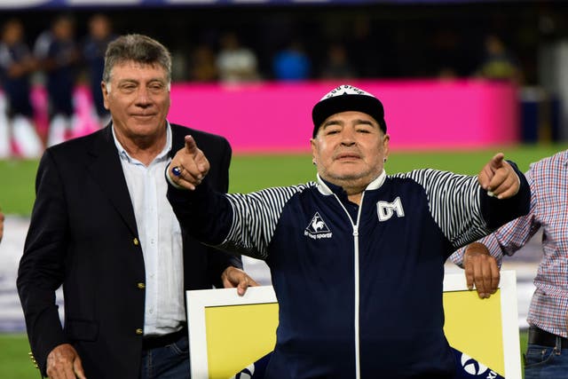 Maradona previo al partido entre Gimnasia y Boca Juniors. 