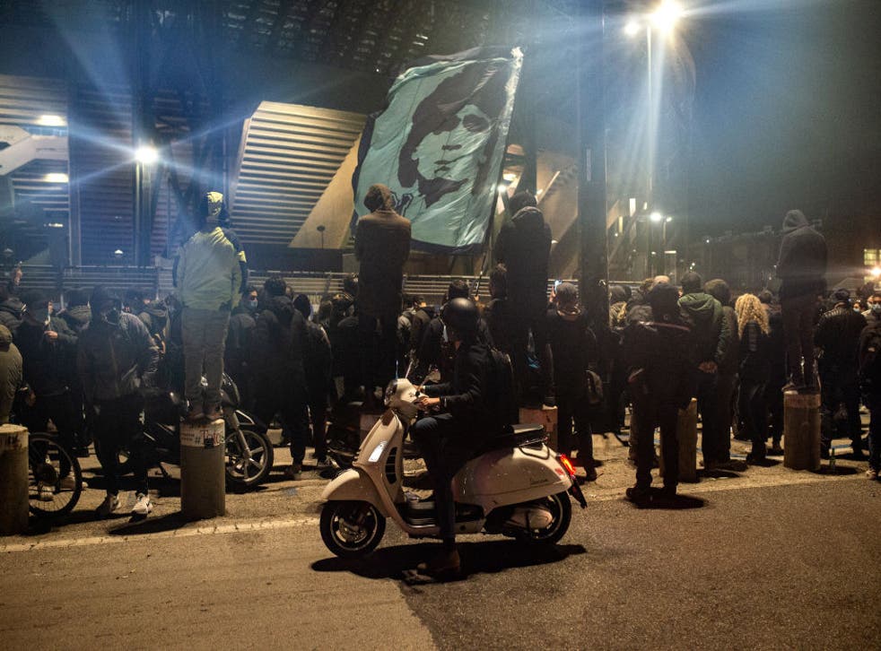 <p>Miles de personas han salido a las calles para expresar su tristeza por la muerte de Maradona</p>