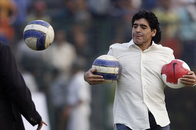 Tras las polémicas declaraciones de Maradona, el actor de doblaje Humberto Vélez respondió duramente al futbolista.