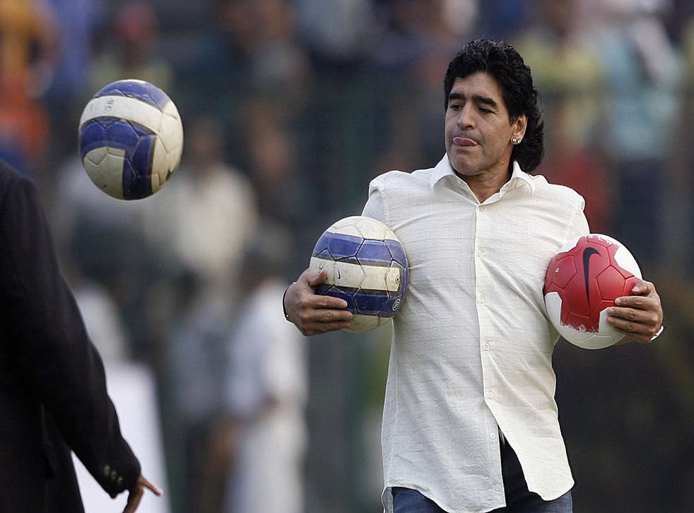 Tras las polémicas declaraciones de Maradona, el actor de doblaje Humberto Vélez respondió duramente al futbolista.