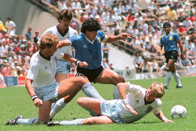 Diego Maradona se desliza por la defensa de Inglaterra en el Mundial de 1986