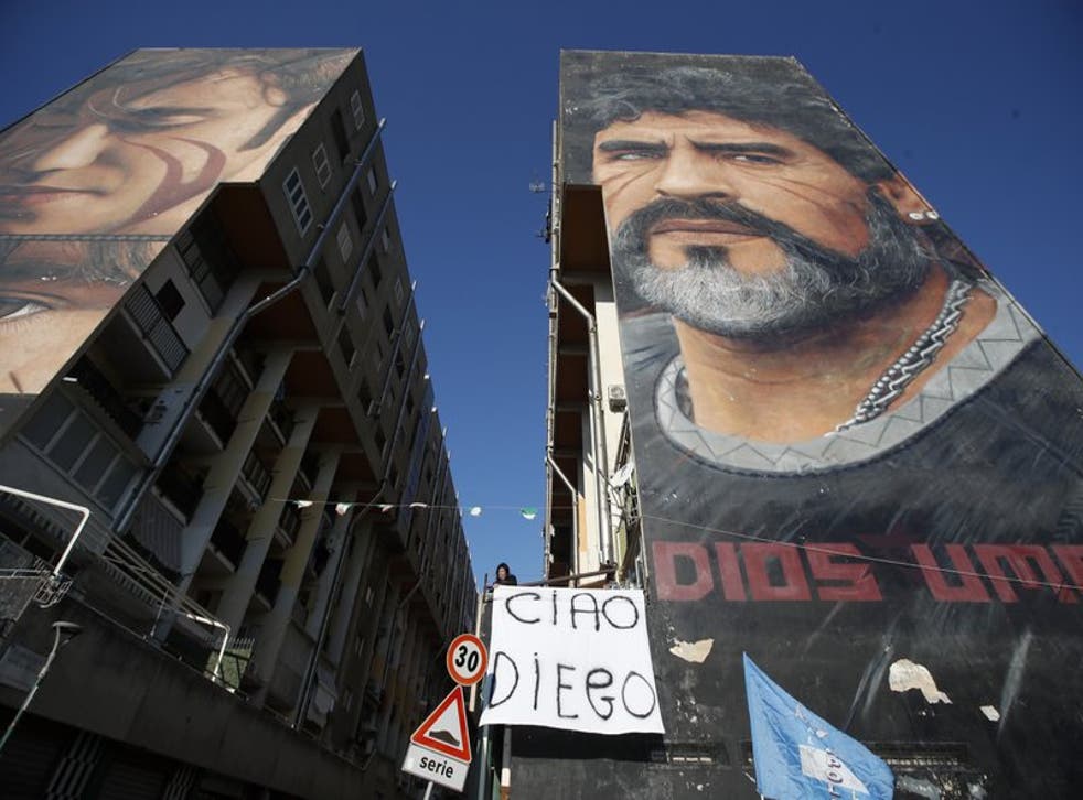 Fanáticos del Napoli demuestran su amor por el astro argentino.
